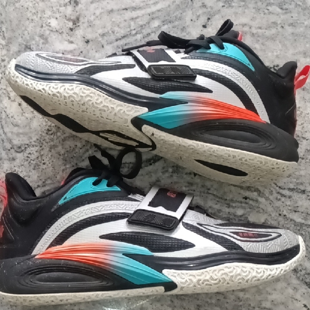 Euc Kids Size 7 Anta Kyrie Irving's